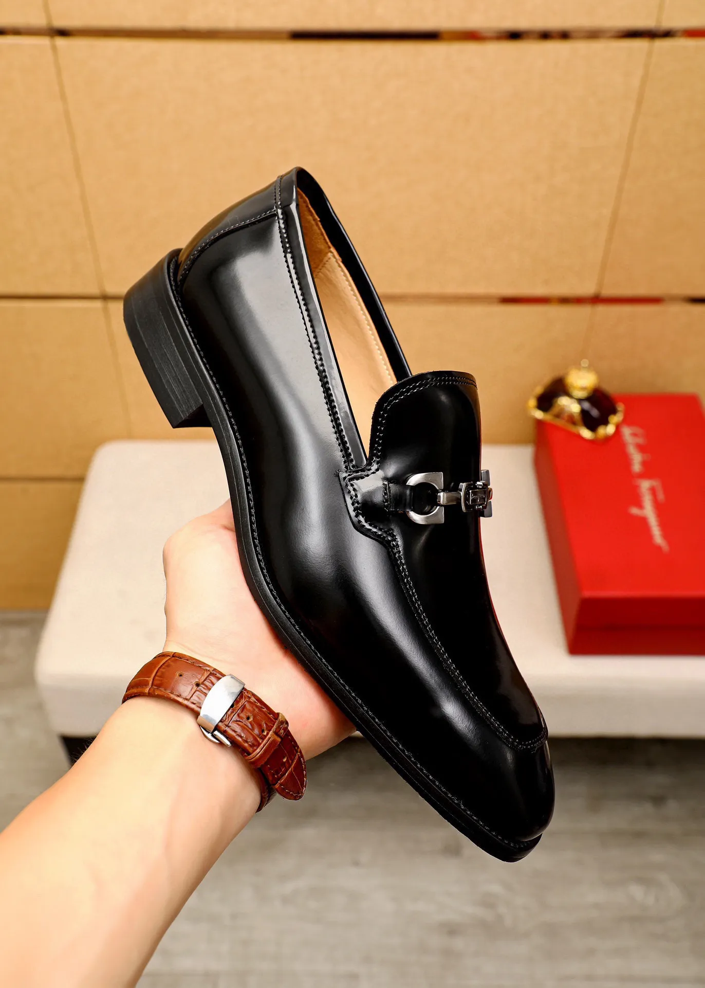 Men's shoes 💰460 💐 Product trademark: Ferragamo "Ferragamo" casual leather shoes Regular size: 38-44 (custom-made for 45🉑️) Product materials: Selected imported first-layer open-edge beaded cowhide upper + original hardware buckle, imported water-dyed cowhide leather lining. Strong three-dimensional visual effect, combined outsole Color: 3⃣️colors available